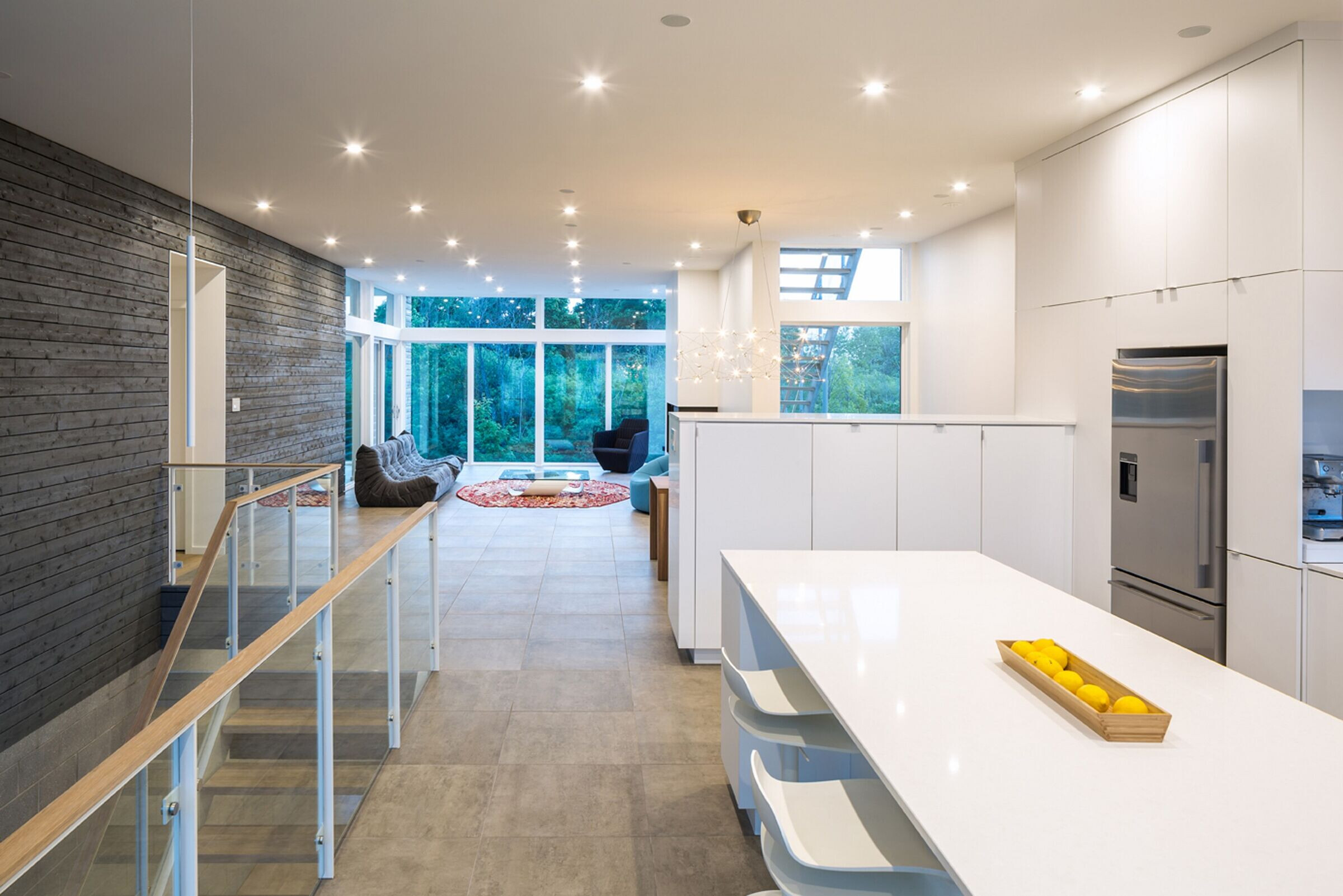 极简风格的大宅设计 | 流畅空间与自然元素的完美融合-25