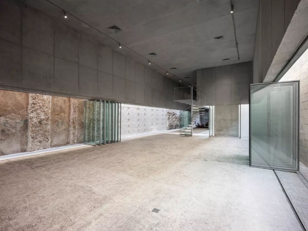 巴林穆哈拉格“建筑遗产之家” | 混凝土与玻璃的互动画廊-0