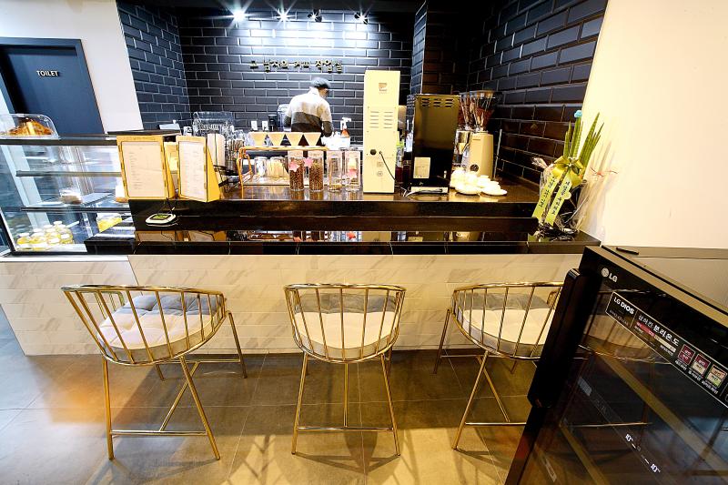 极简黑白咖啡空间，40 平小店的精致设计-10