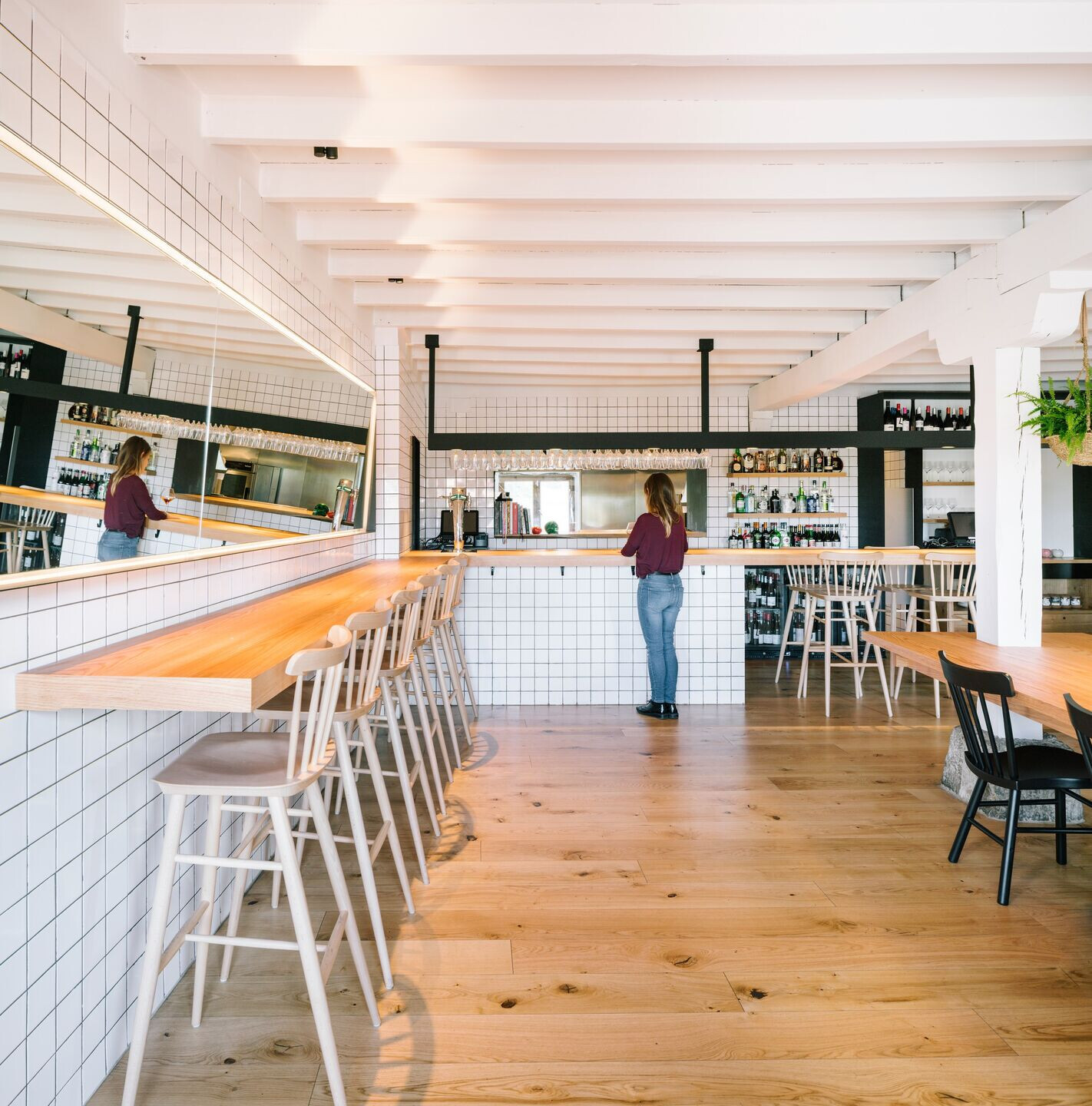 西班牙海岸小村中的现代美食餐厅-23