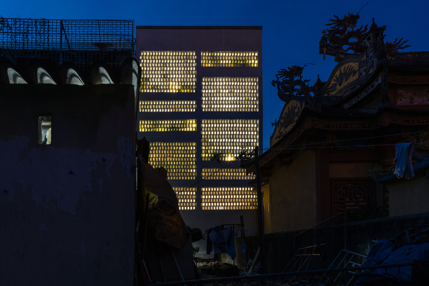 越南雨林中的“百叶窗”住宅-35