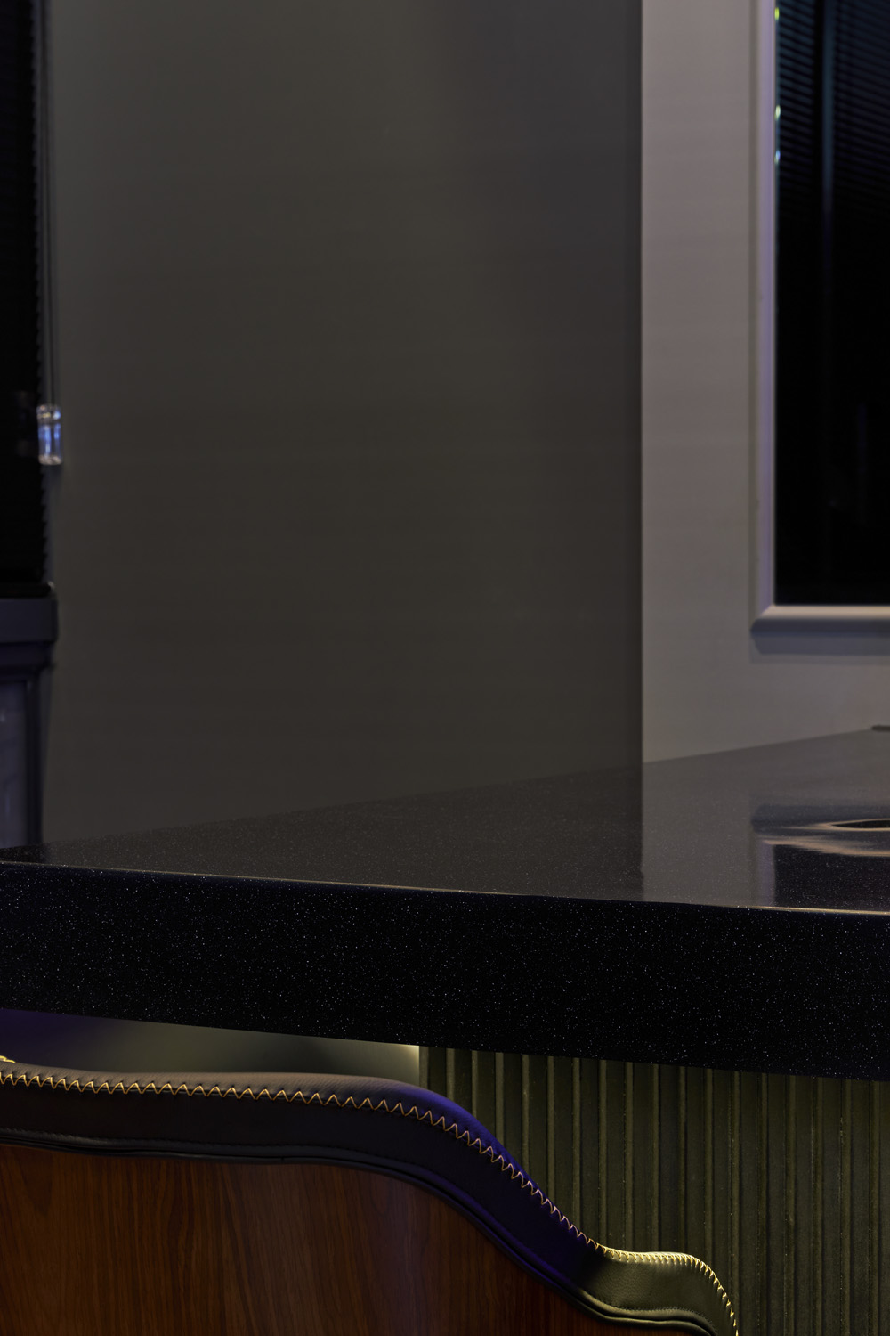 照明点睛，20 坪现代酒吧的精致氛围-13