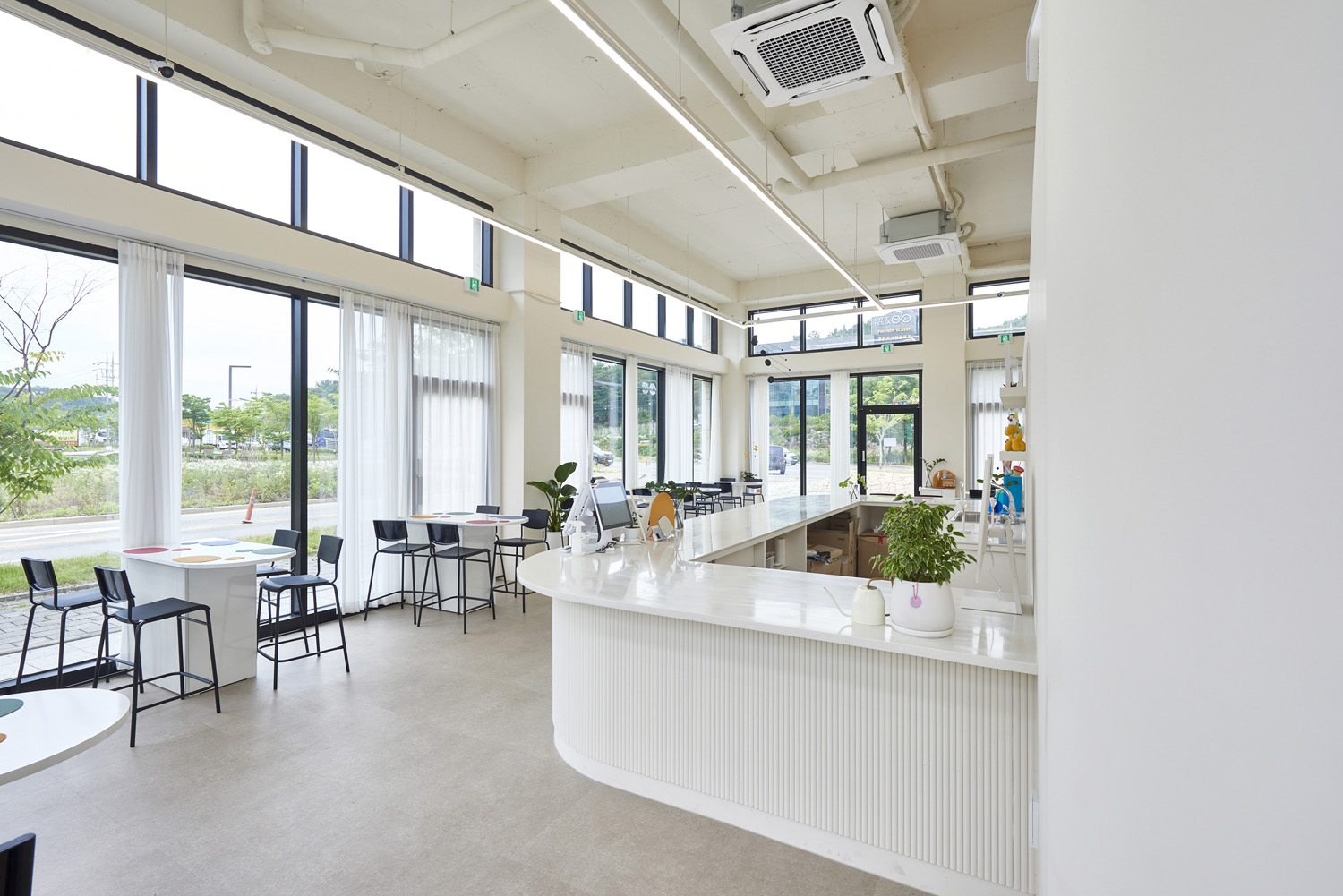 极简 38 平咖啡馆，展现空间魅力-4