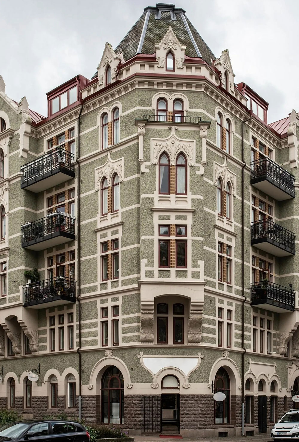 瑞典大胆绿色公寓设计，充满戏剧性魅力-15