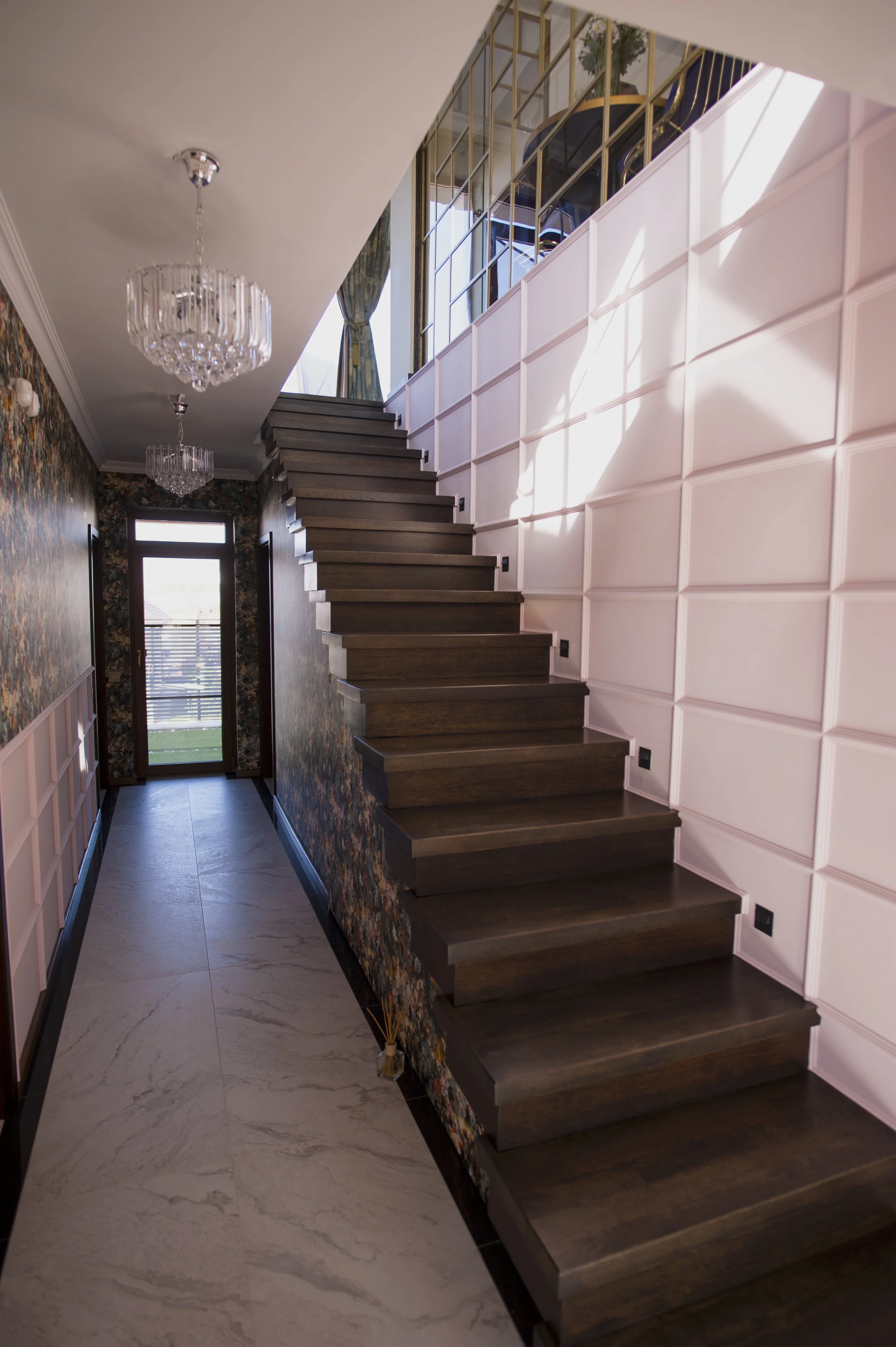 这所房子；这座住宅（注：根据语境不同，这里的house可能有多种具体指向，这所房子这座住宅都比较常见，更精准的含义需结合前后来确定，但此处按要求提供单一翻译仅举例这所房子 ）

在一般语境下，常见翻译为 这所房子  -14