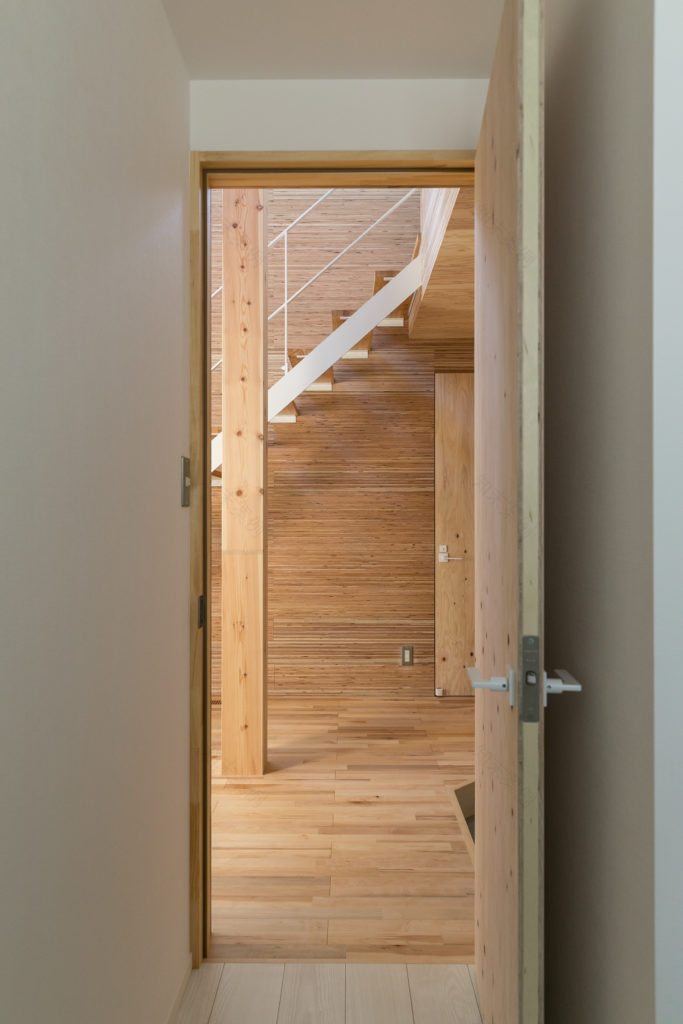 「大きな穴」が空間と家族をつなげる上下階をつなぐ吹き抜けがもたらす一体感温もりと開放感のある住まい | Style of Life | 100%LiFE-1