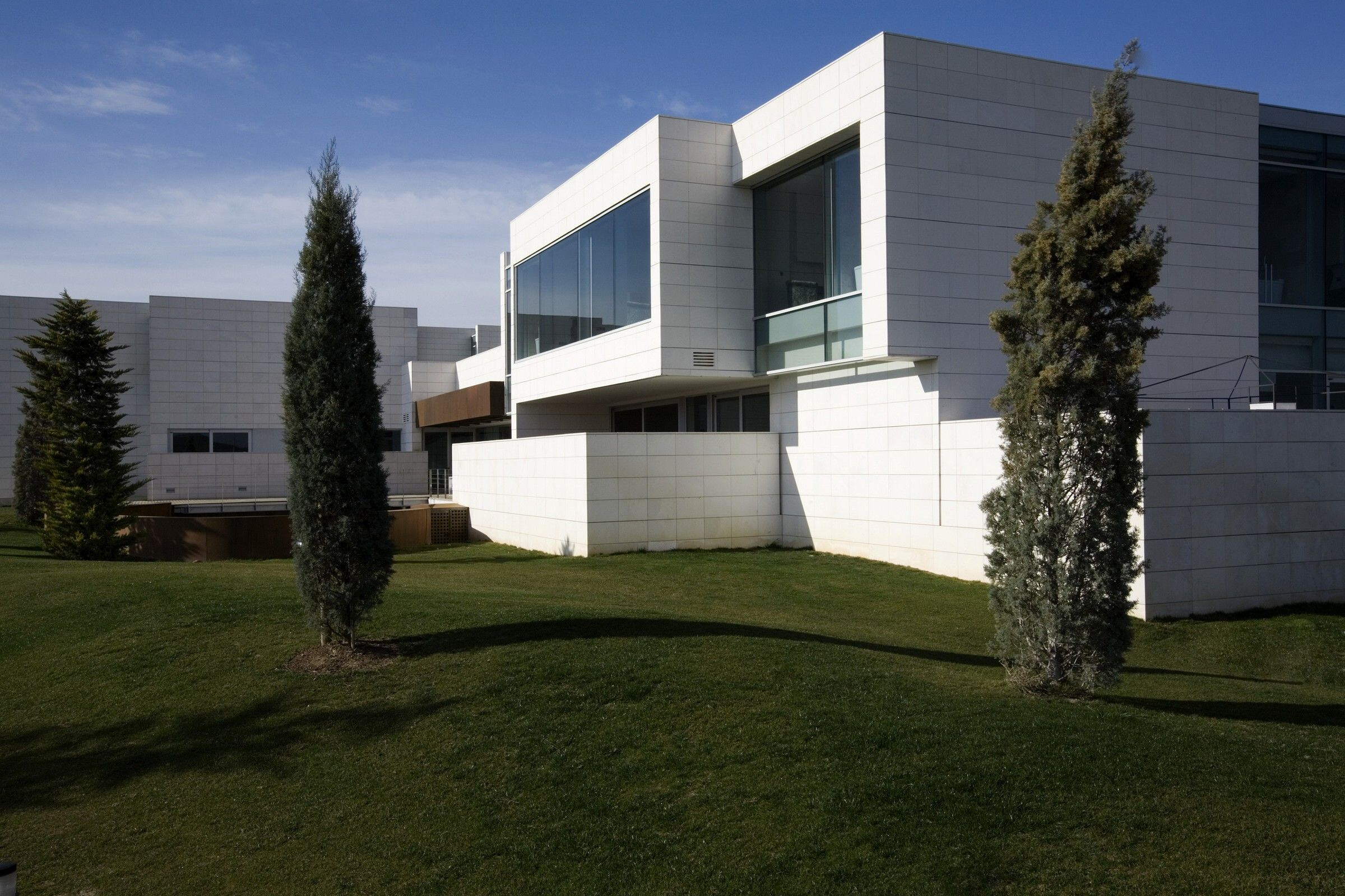 地形融入的绿色多功能酒店设计-17