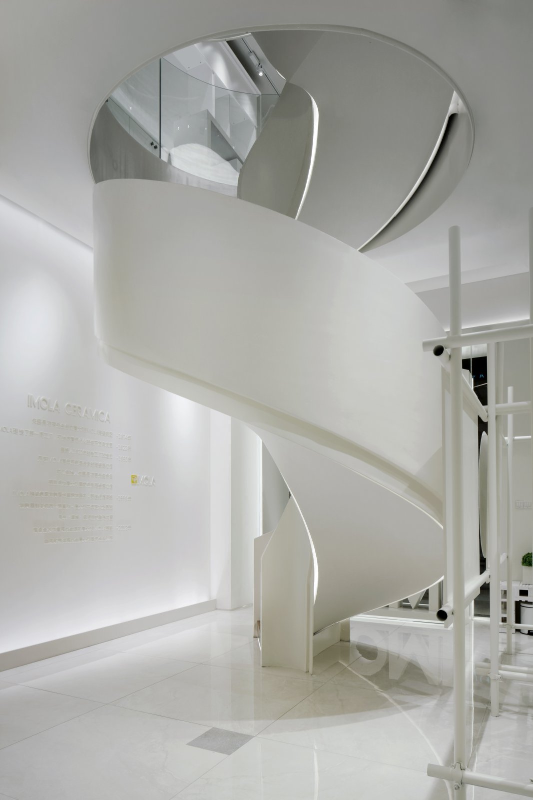 意大利 IMOLA 陶瓷展陈空间设计-8