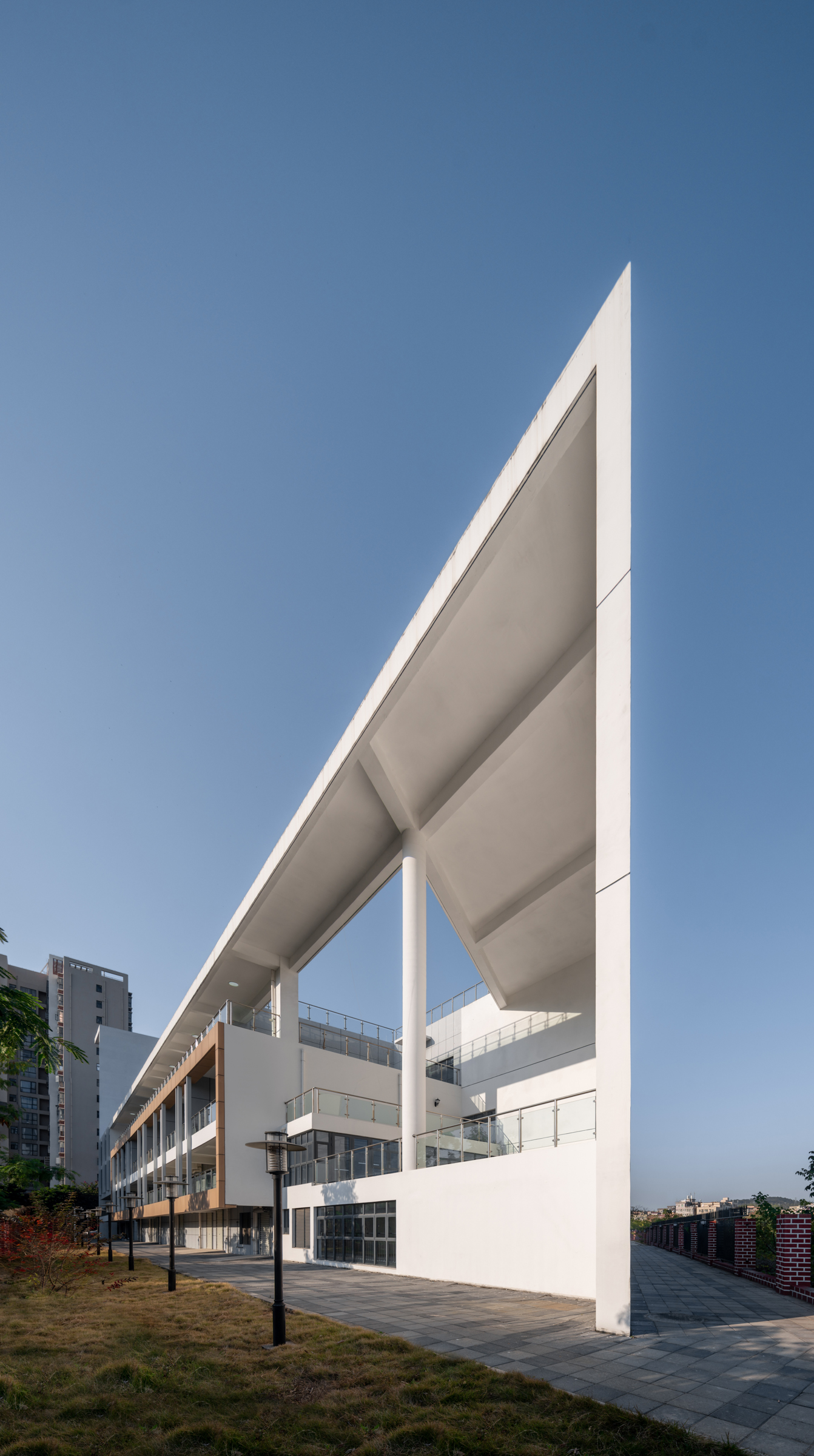 深圳龙东消防站 / 深大建筑设计院“钟中+钟波涛”工作室-0