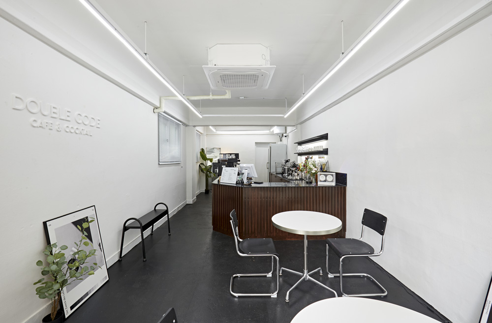 十平米白色极简咖啡厅设计-4