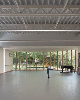 芭蕾和现代舞学校的Weston舞蹈工作室，伦敦 / MICA