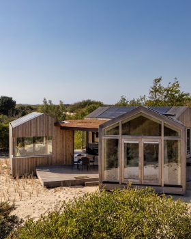 Woonpioniers builds a house that "moves with the dunes"