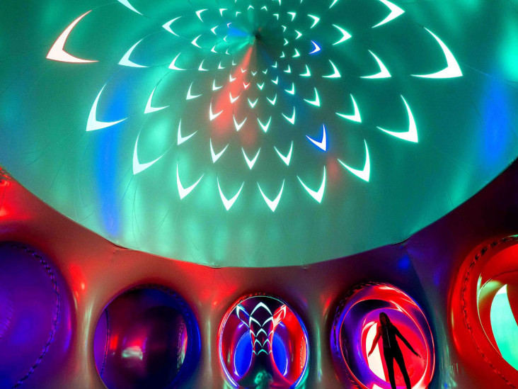 Золотые аварийные одеяла в инсталляции: уникальные художественные шедевры-8