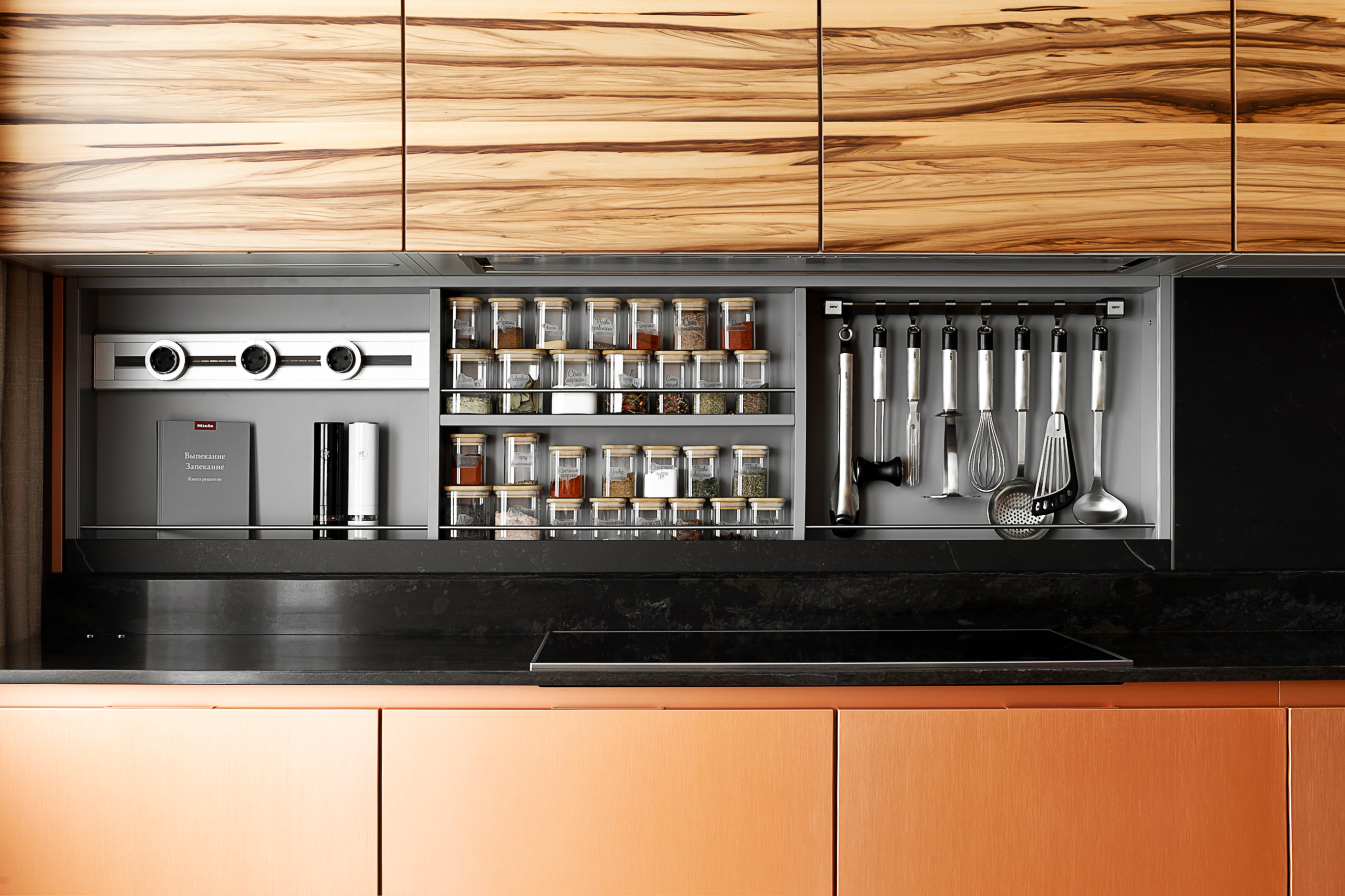 铜质厨房；铜器厨房（注：这里铜质厨房指厨房的部分设施如厨具、装饰等是铜质的；铜器厨房强调厨房中有较多铜制器具，具体需结合语境判断更合适的表达，若严格按要求只能取其一，这里选前者）
铜质厨房丨Anna Kiraidt,Maria Yukina-6