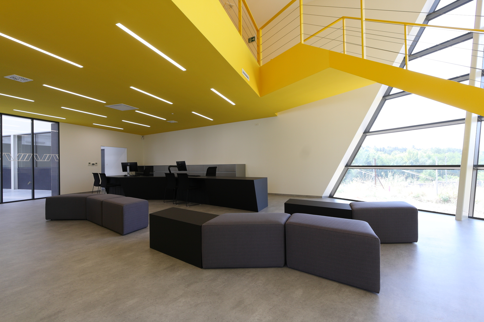 高速公路旁的透明办公建筑-17