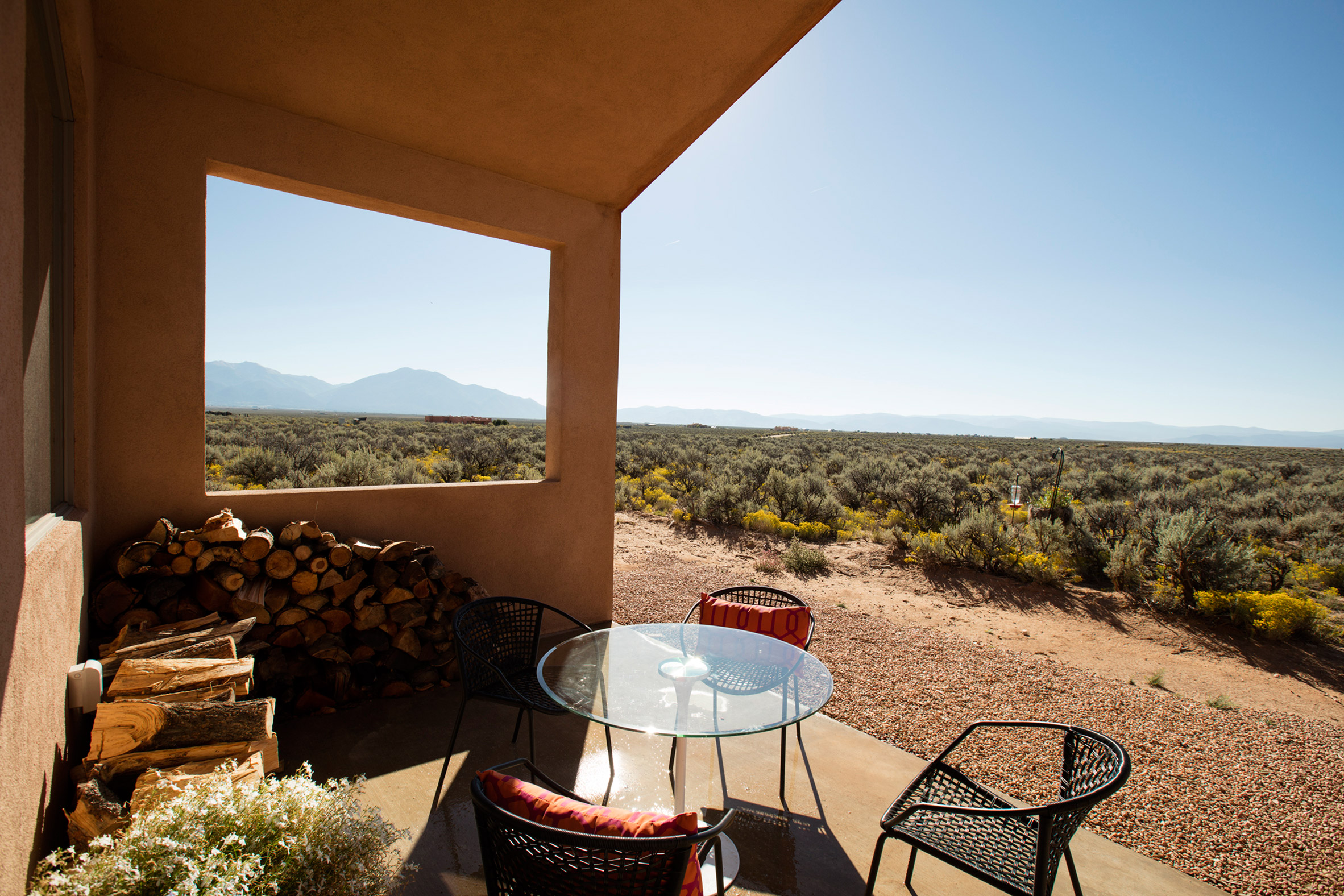 New Mexico home takes cues from adobe architecture and desert terrain-11
