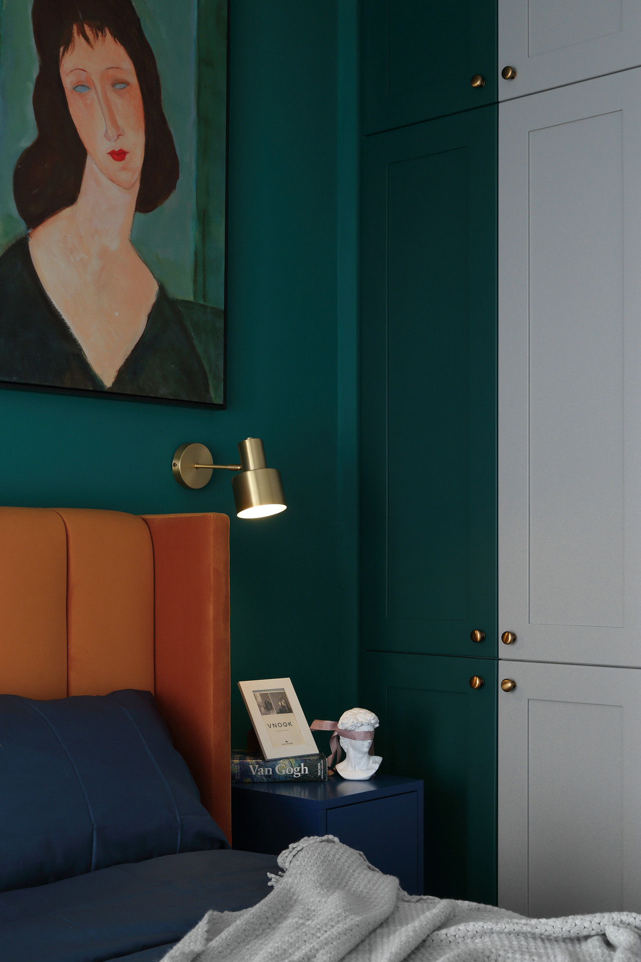 成都 110 平灰色调家居设计，开放式厨房与明亮色彩的完美融合-32