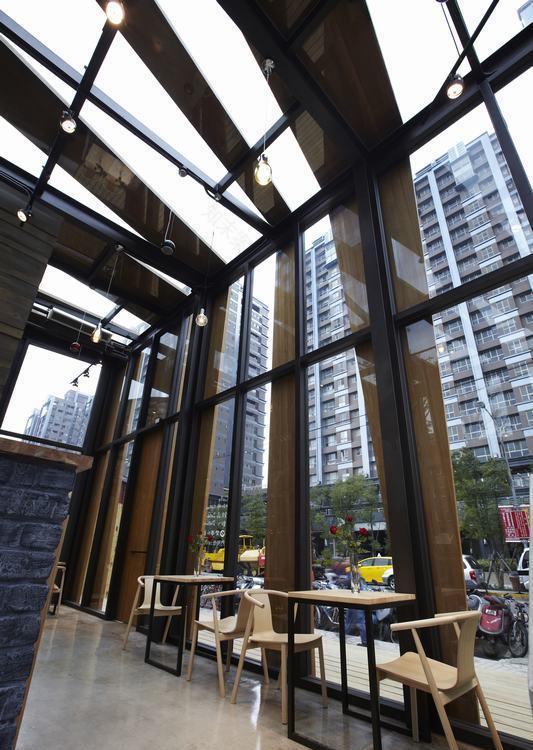 绿建筑概念咖啡厅,简约工业风融入环境共生-2