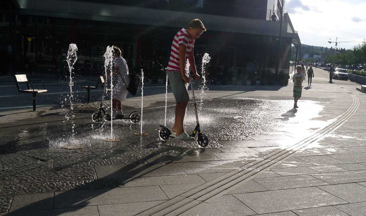 挪威 Lørenskog 中心广场 | 石材与绿植的和谐搭配-12