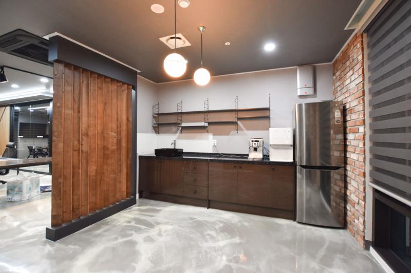 简约黑白色调，27 平米办公室设计魅力-7