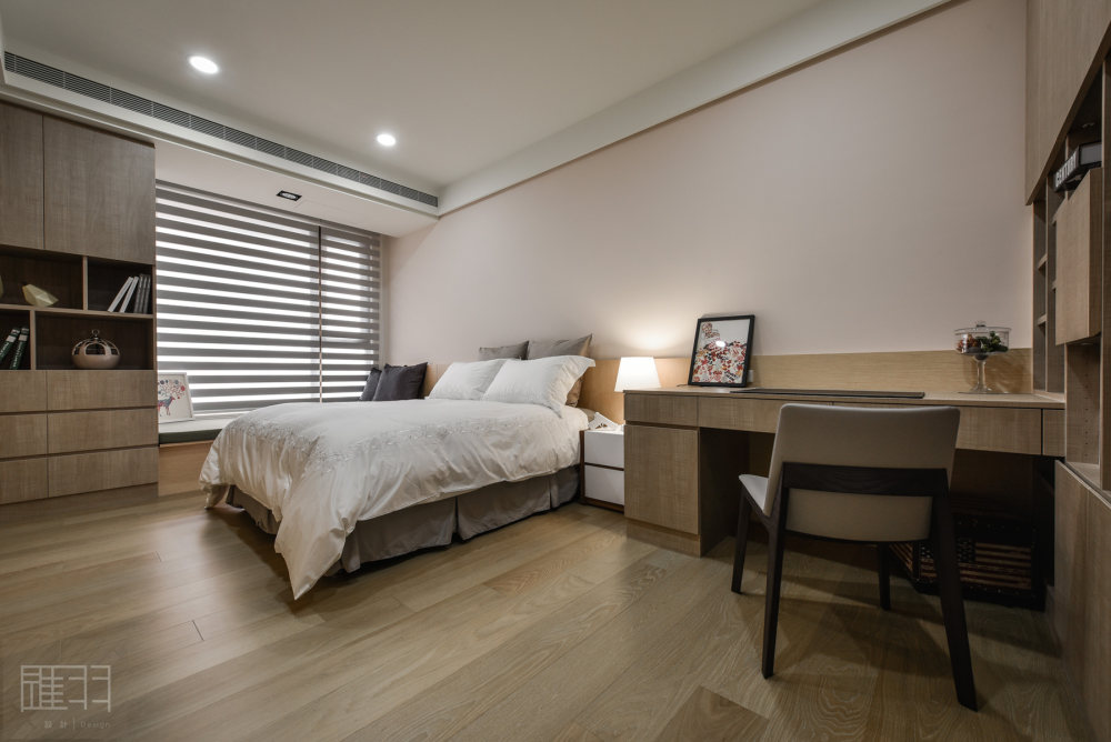 Wood and earthy colour palette modern apartment by Manson Hsiao of Hui yu Interi-21