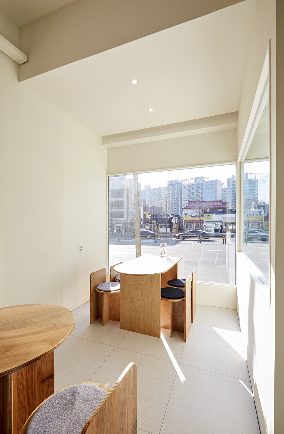 白色与木质，打造 16 平米温馨咖啡馆-13