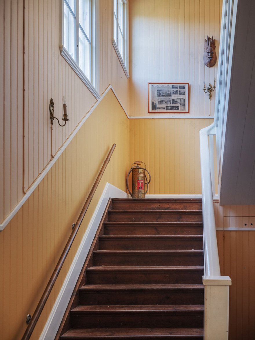 瑞典老村校改造的大型明亮别墅-46