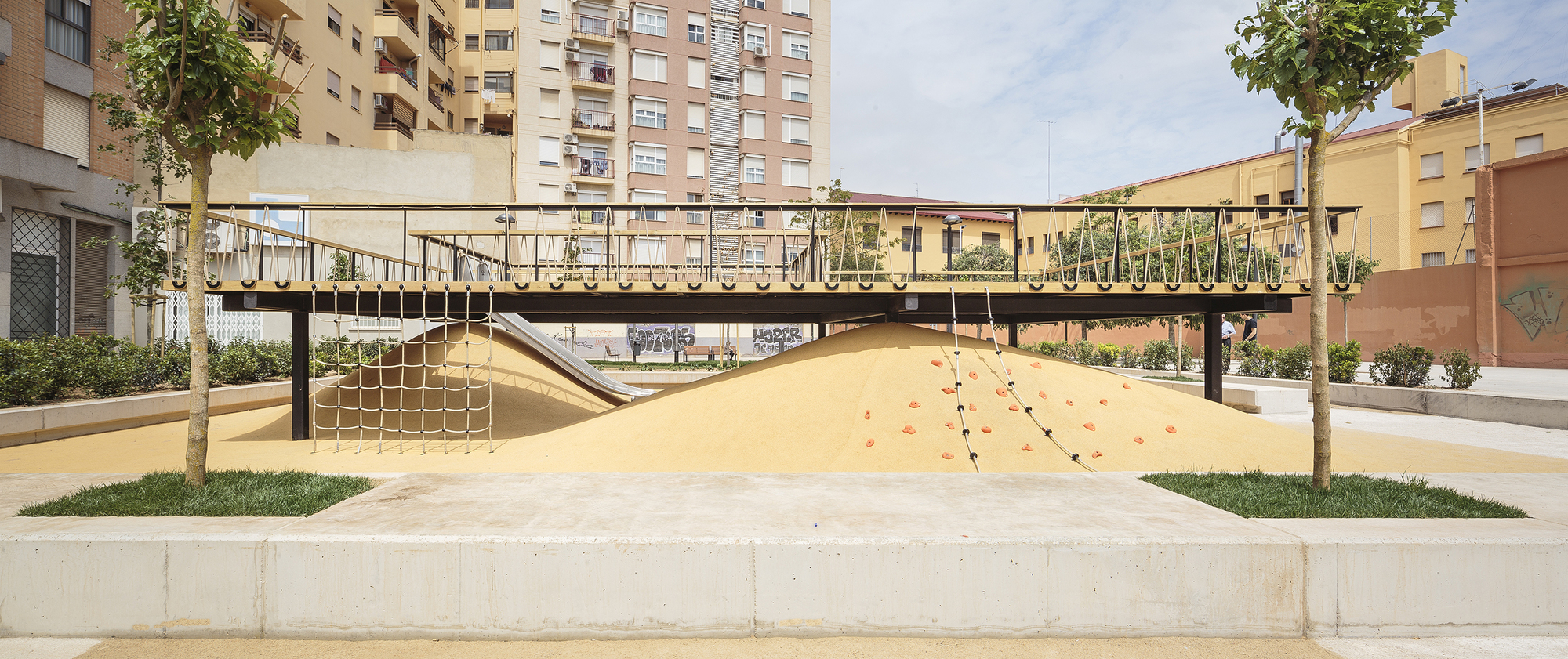 Playground Landscapes at Santa María Mazzarello Square / HDH arquitectos-32