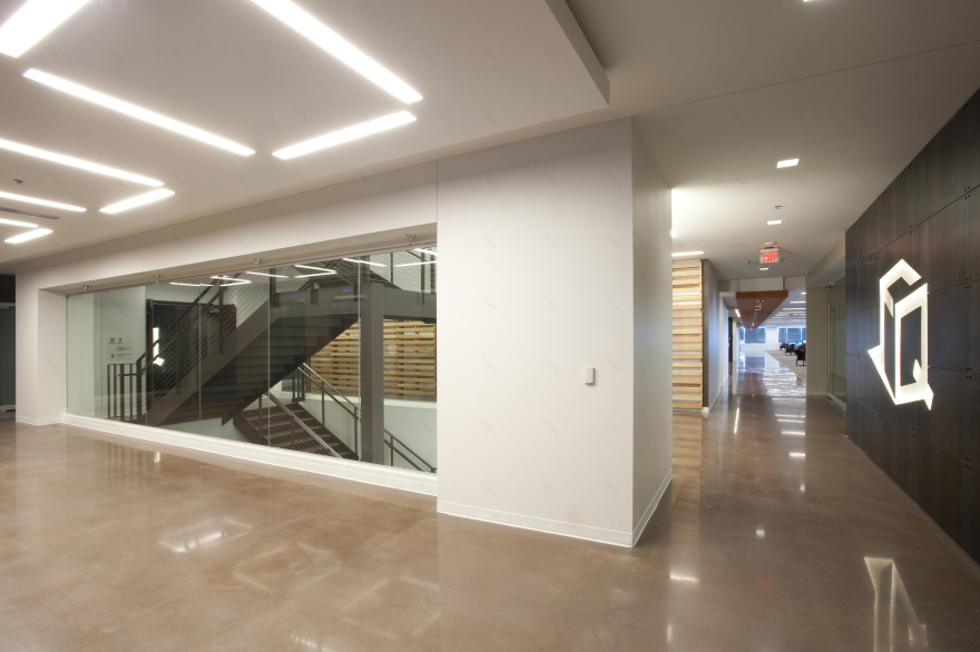 量身定制的 Freightquote 总部,呈现工业风与企业文化完美融合-15