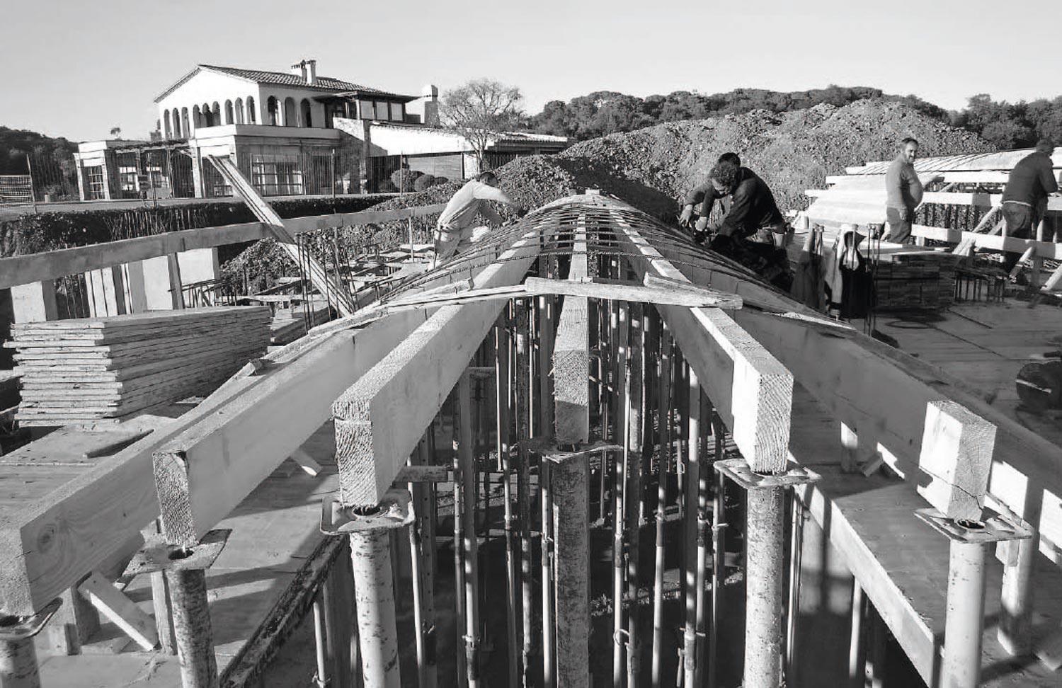 地缘酒庄 | 融入土地的工业风酒窖设计-23