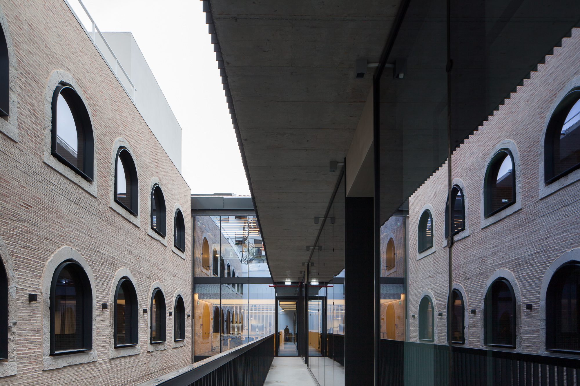 " Lisbon 潮流工业风办公空间"-38