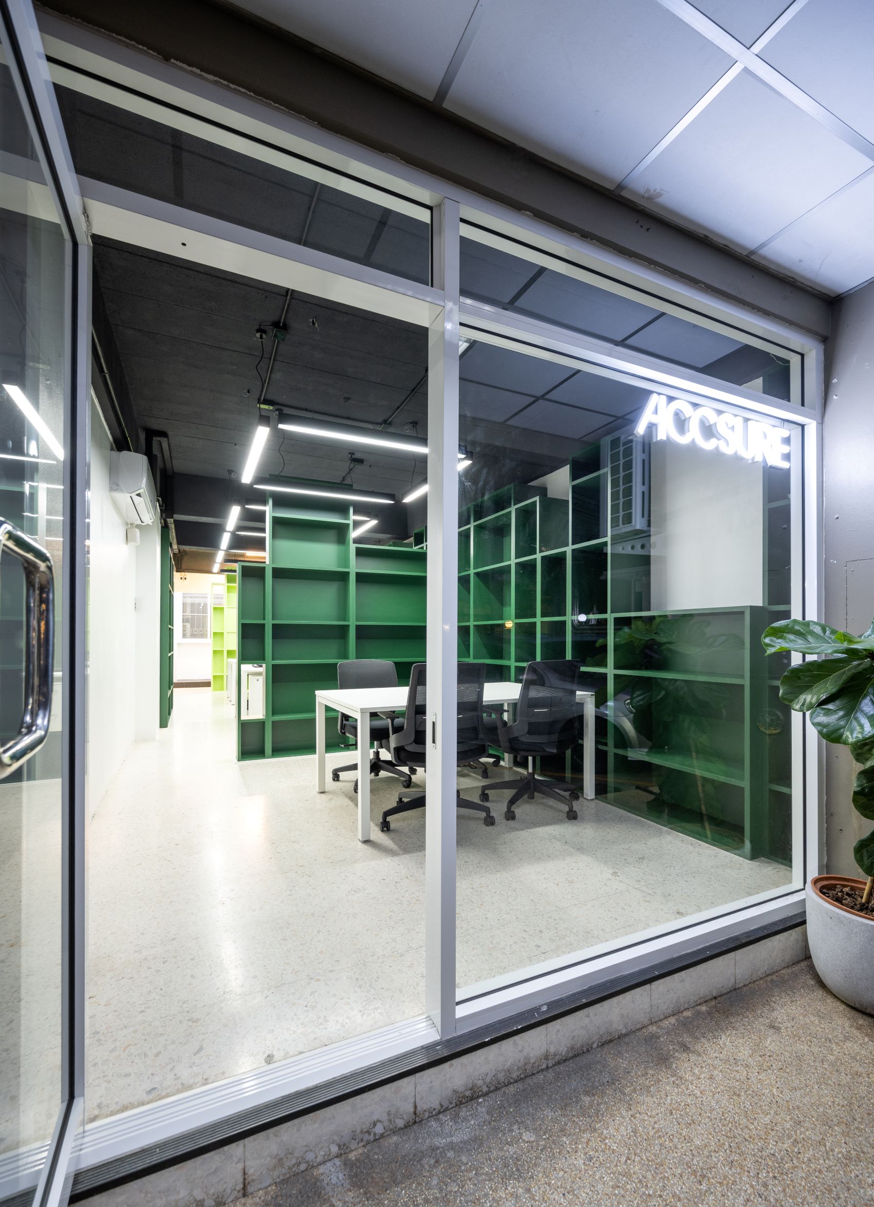 曼谷小型审计办公室的绿色木柜创意设计丨泰国曼谷-23