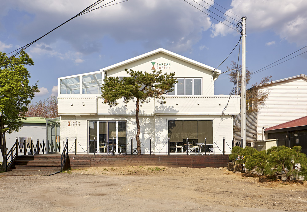 "白色与木纹的和谐交融 | 50 平米的现代咖啡厅设计"-2