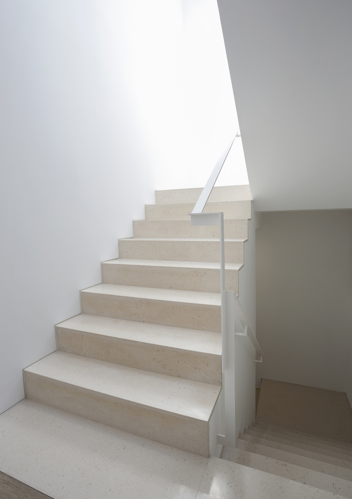 波尔图市中心翻新别墅 | 现代生活与自然光线的融合-56