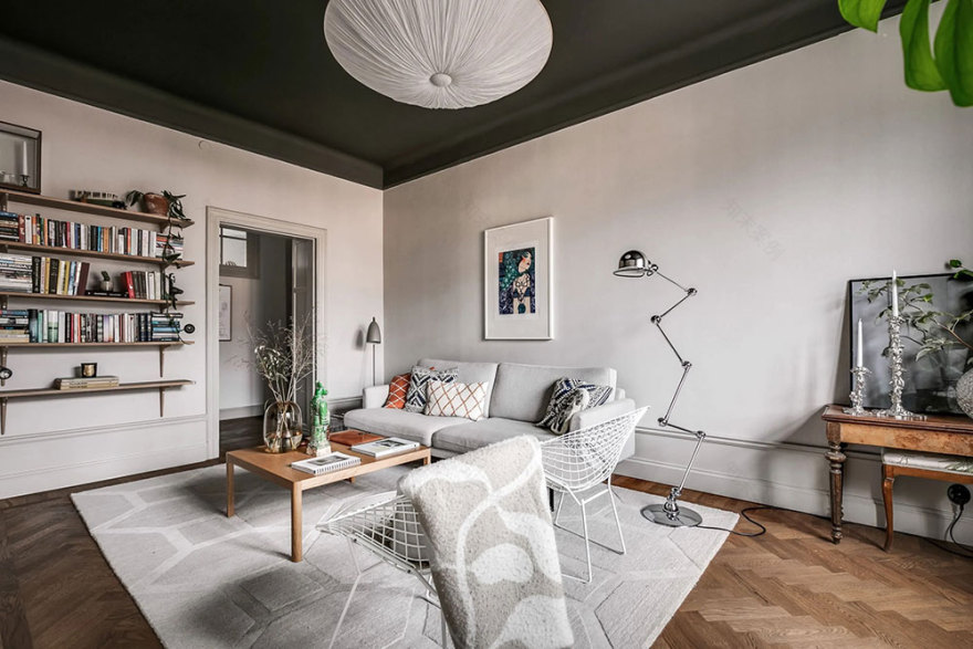 北欧风格公寓的黑色天花板设计-6