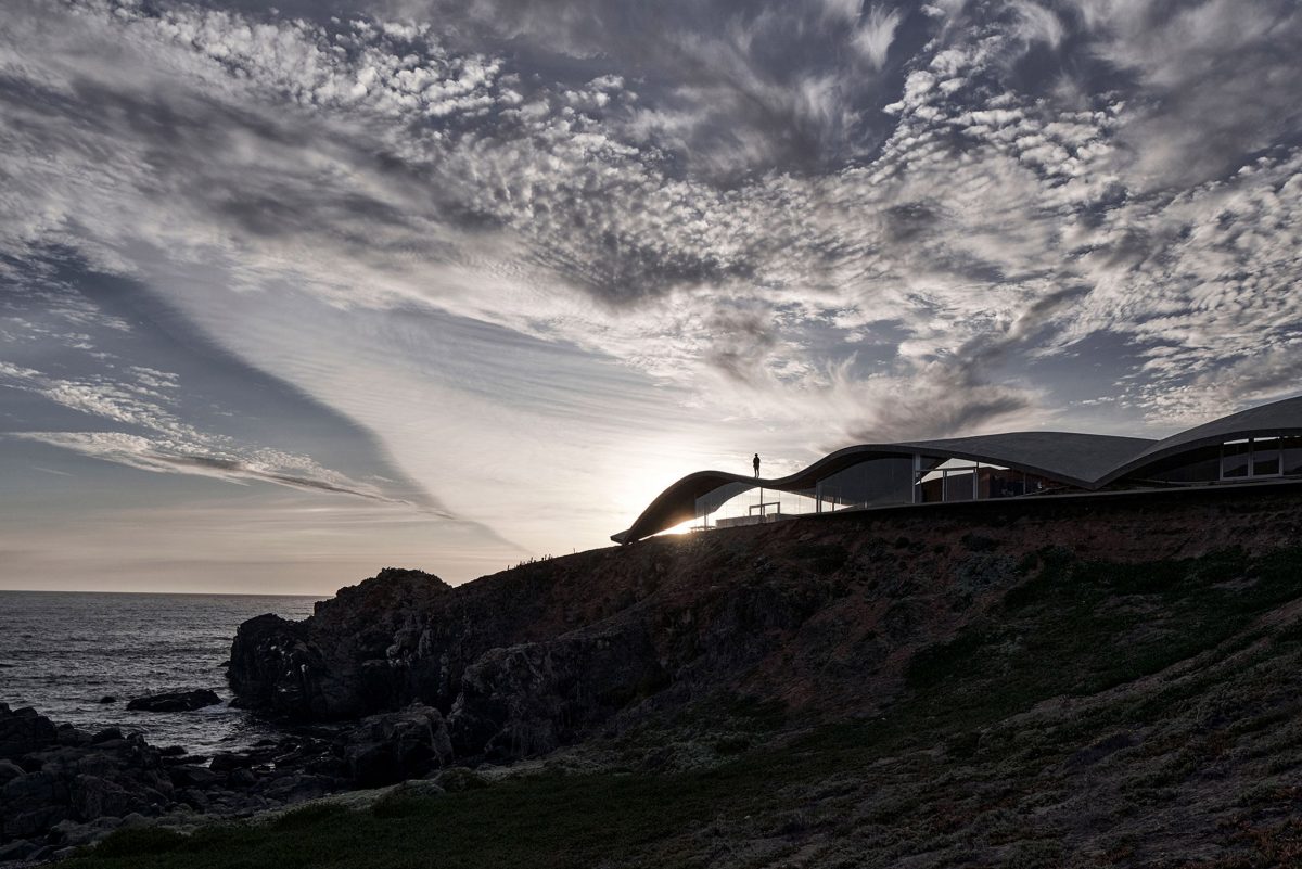 西澤立衛打造太平洋海岸住宅「House in Los Vilos」，波浪狀屋簷設計順應自然！ - WEHOUSE-9