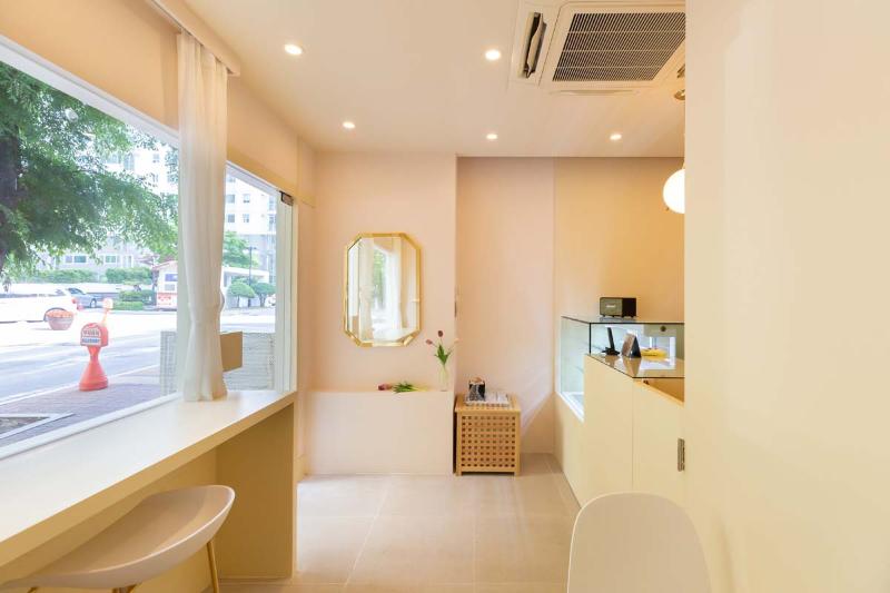 简约清新六坪蛋糕店设计-4