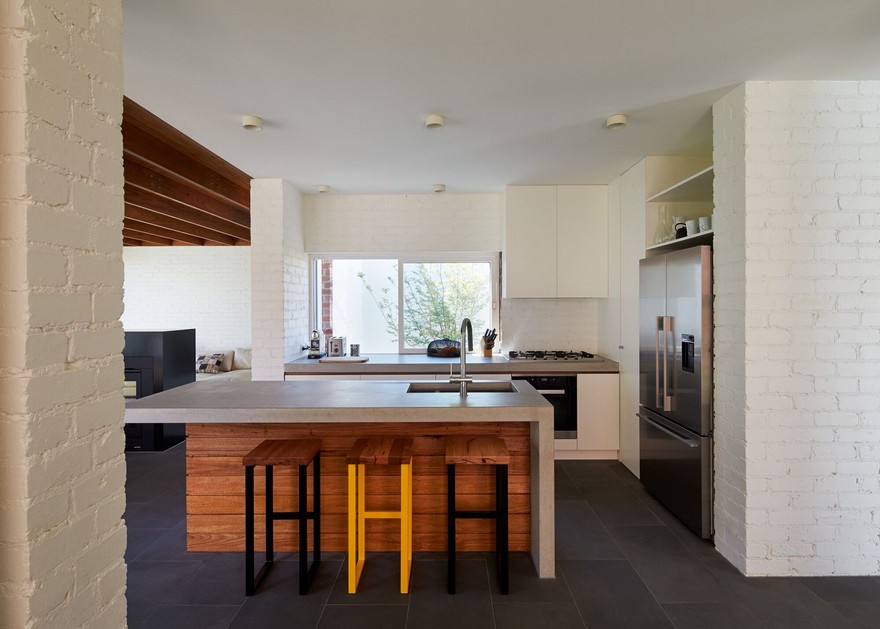 Modern Home Extension That Weaves Together Interior and Exterior Spaces-19