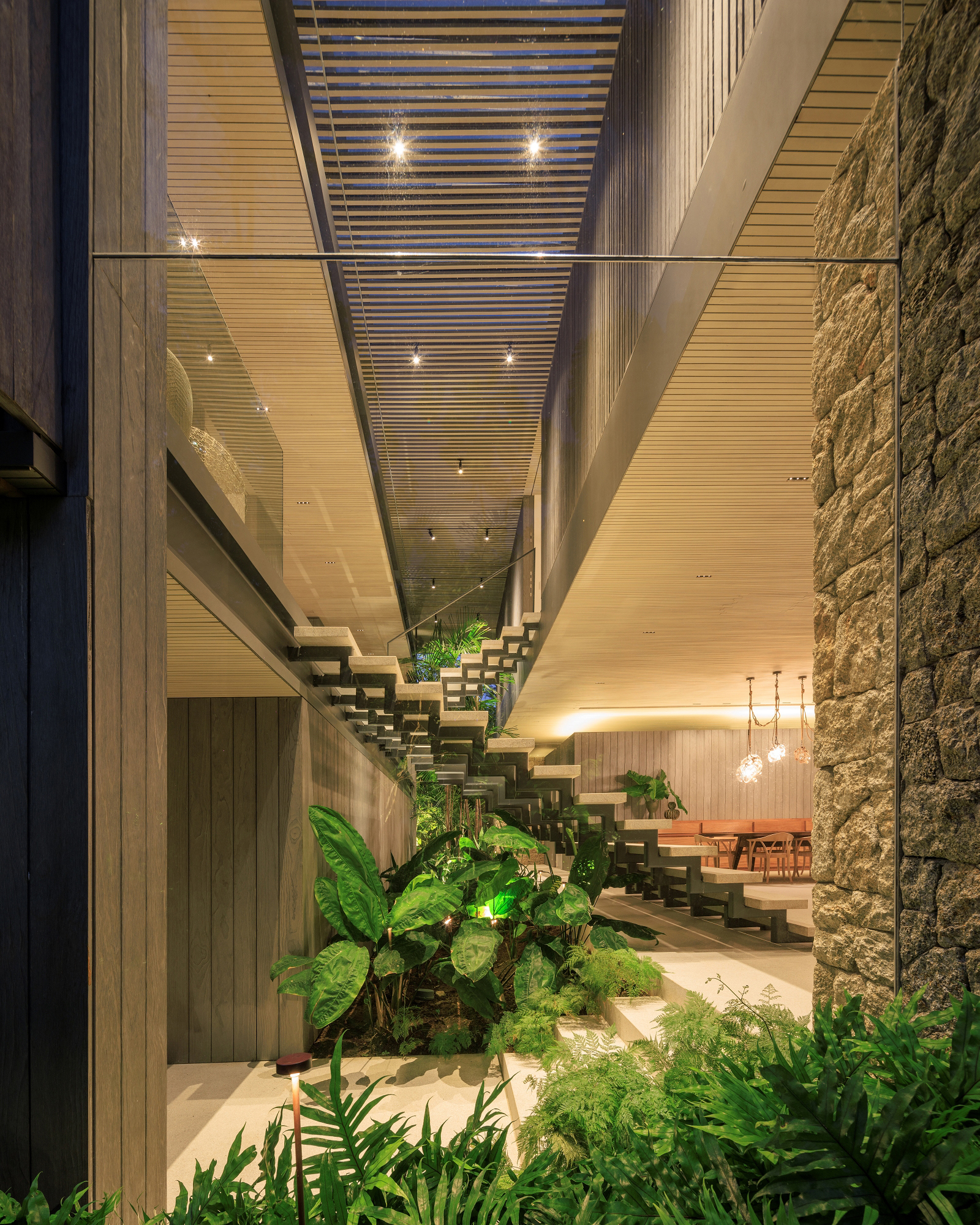 若JO是名字的缩写或者特定名称等保持原样：JO住所
若JO没有特殊意义，可意译为：住宅JO （不过这种说法一般是基于JO有特定指代前提，不然与住宅语义搭配会稍显突兀，最推荐情况一是JO有特定含义时的翻译） 丨巴西圣保罗-37