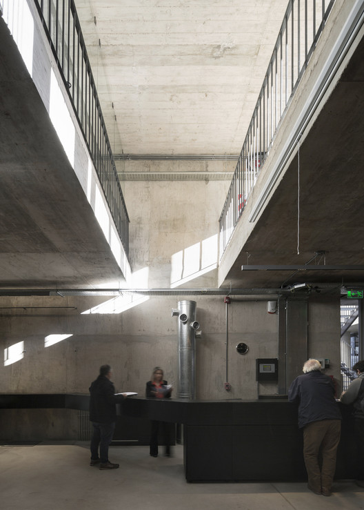 阿根廷建筑师协会总部 · 混凝土与绿意的共生-27