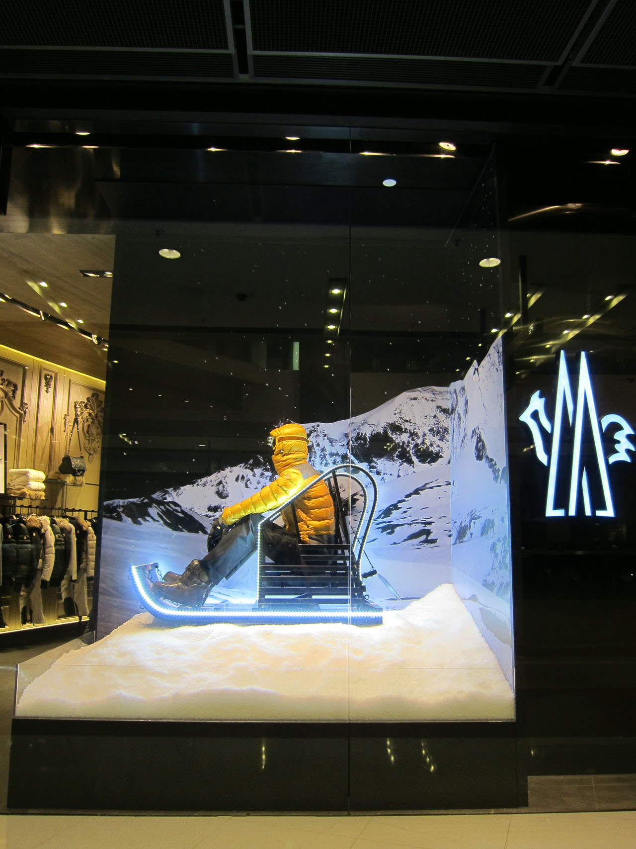 盟可睐 2011 秋冬狗拉雪橇橱窗-9