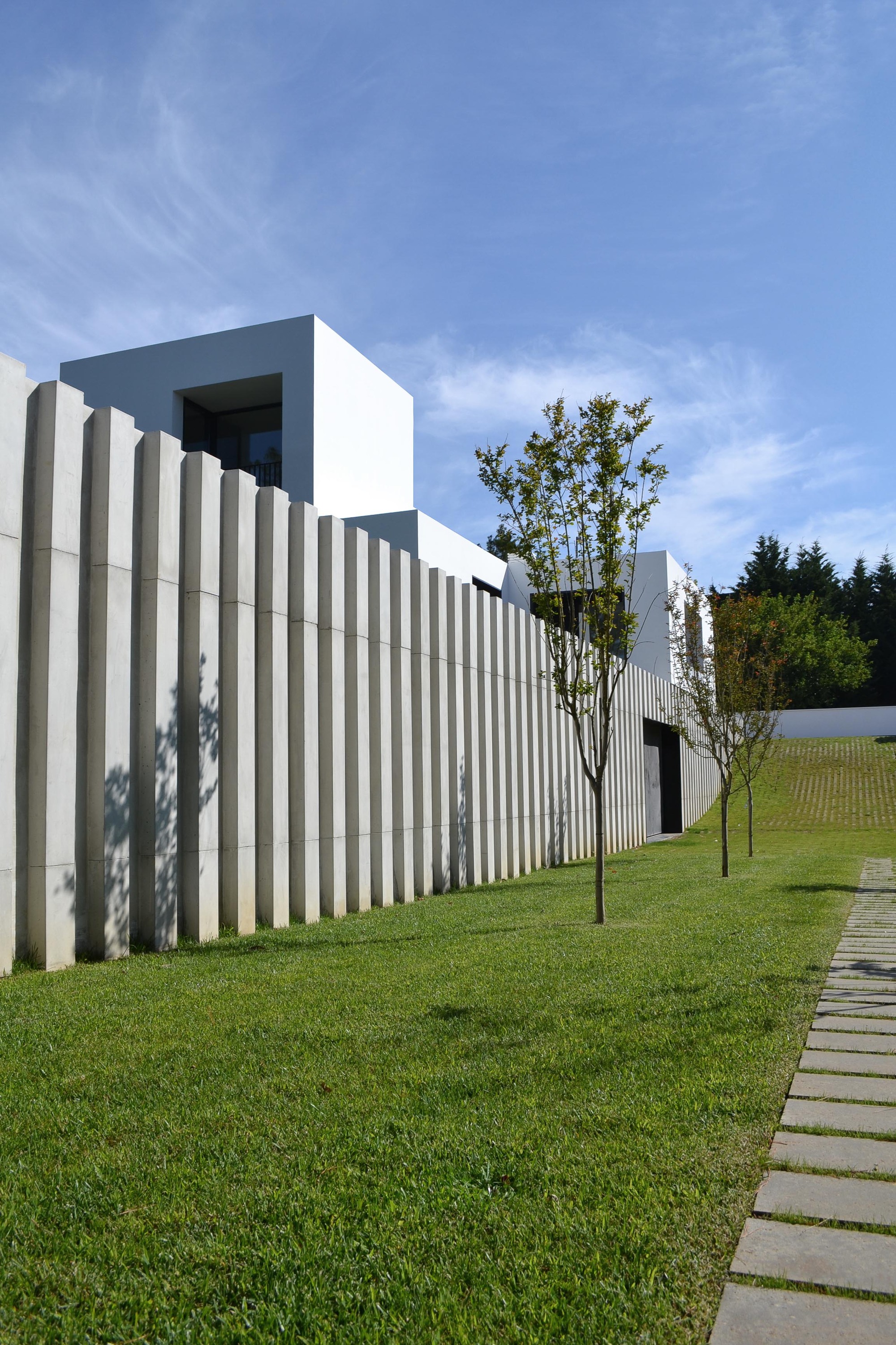 白色立方体别墅 | 打造室内外透明感-10