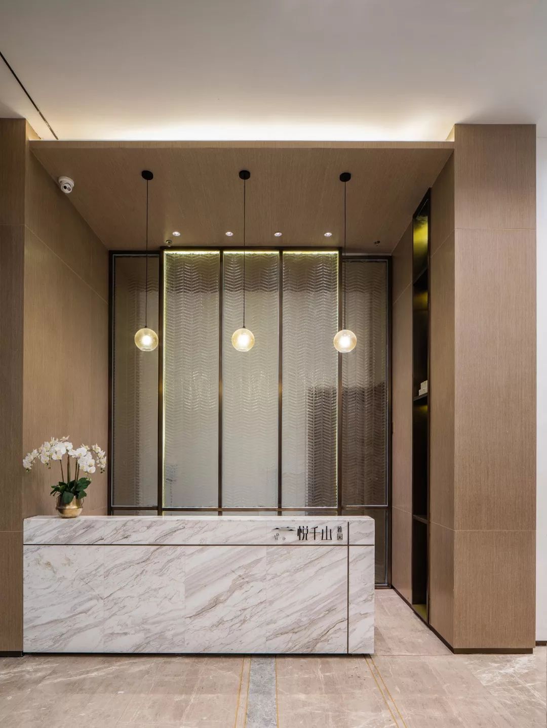 爵士白点缀中国红，简约线条尽显时尚范！-12