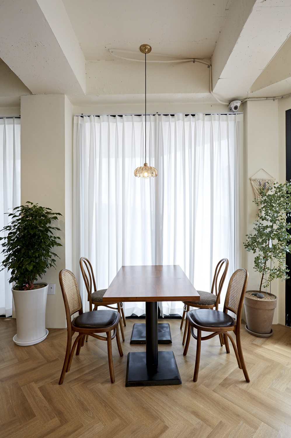 温暖氛围的 28 平米意大利餐厅内饰设计-11