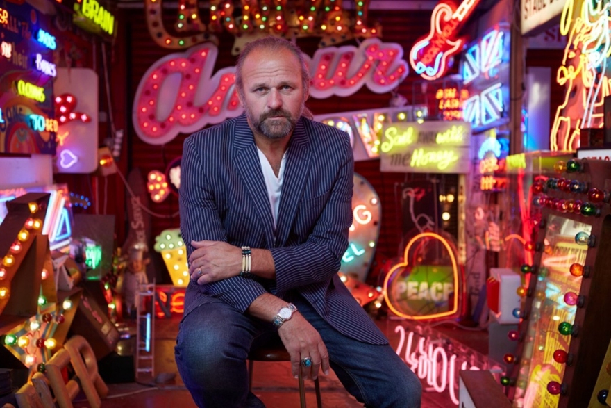 伦敦“上帝的垃圾场” | 霓虹灯的迷幻世界-11