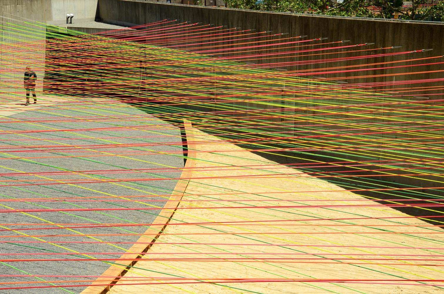 临时编织庭院·纽约 PS1 的彩色绳索云-38