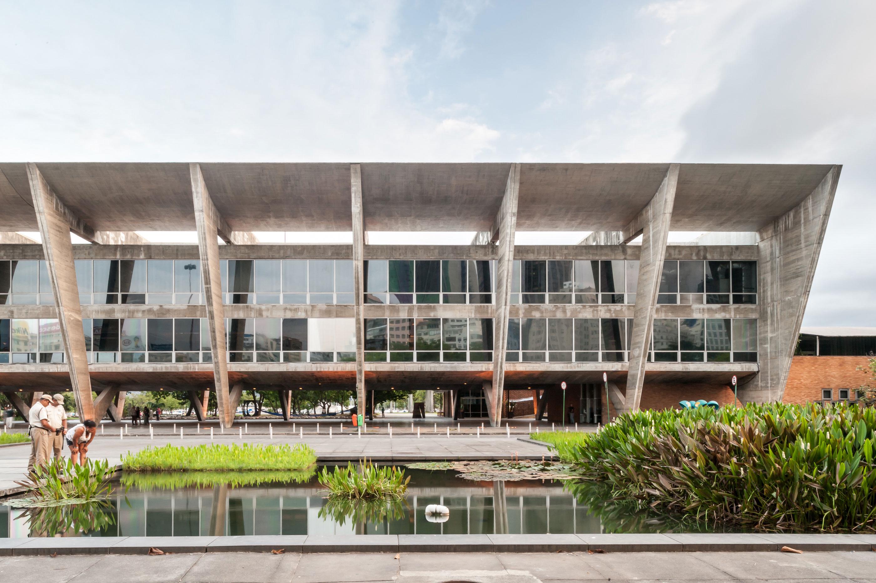 巴西里約熱內盧現代藝術博物館：建築大師 Affonso Eduardo Reidy 採V形柱列、懸吊樓板，打造現代主義建築經典 | FAM-16