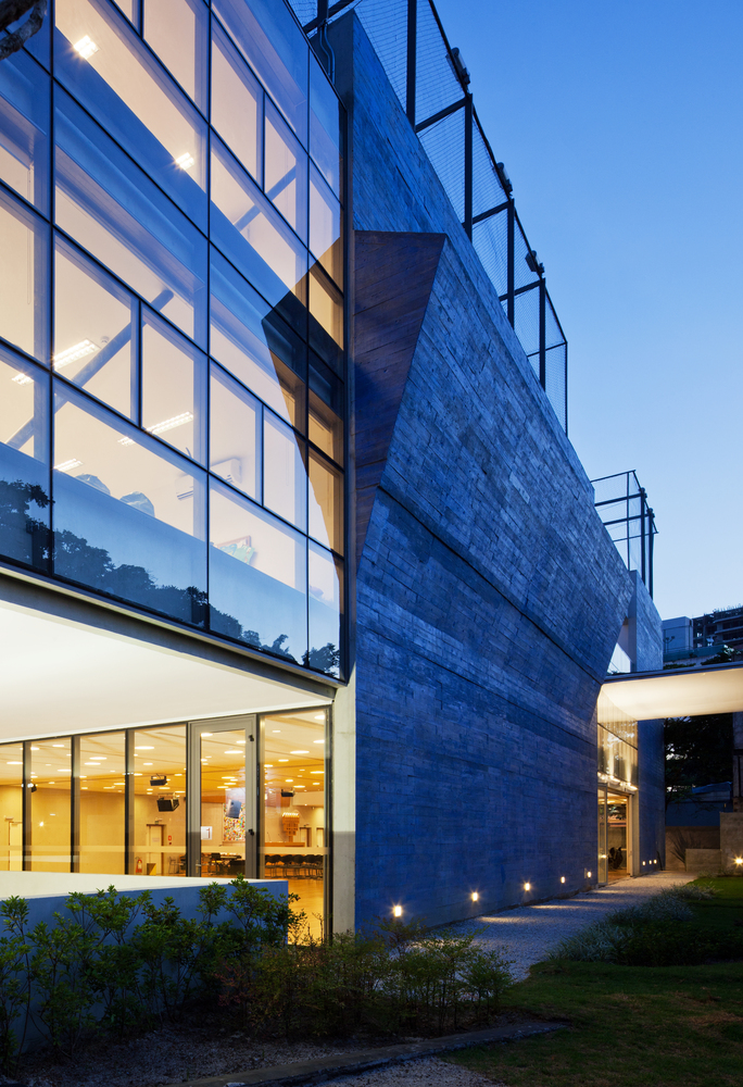 巴西 Shalom 社区中心·混凝土巨石构建的和谐空间-19