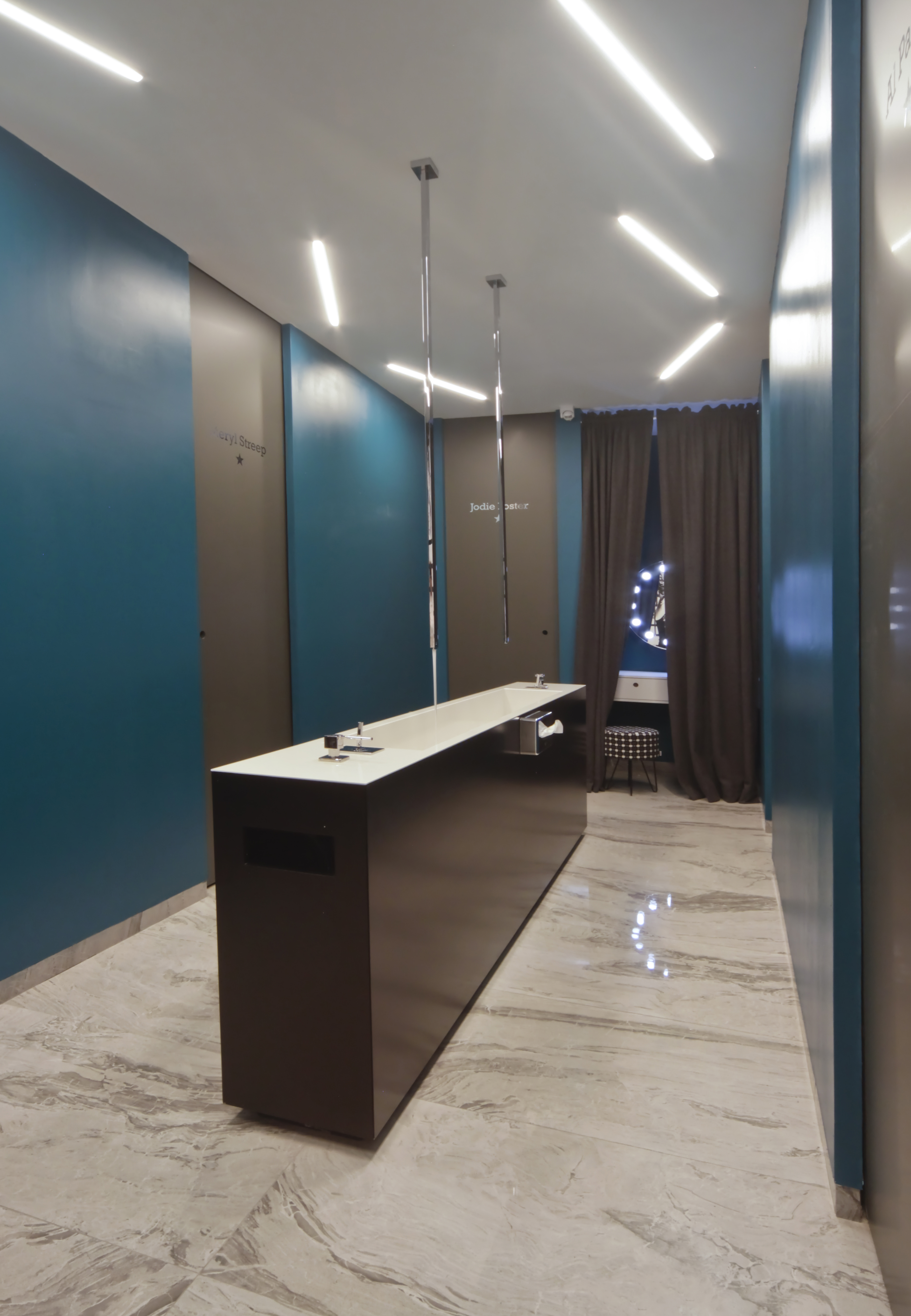 现代科技融入的灰色空间-10