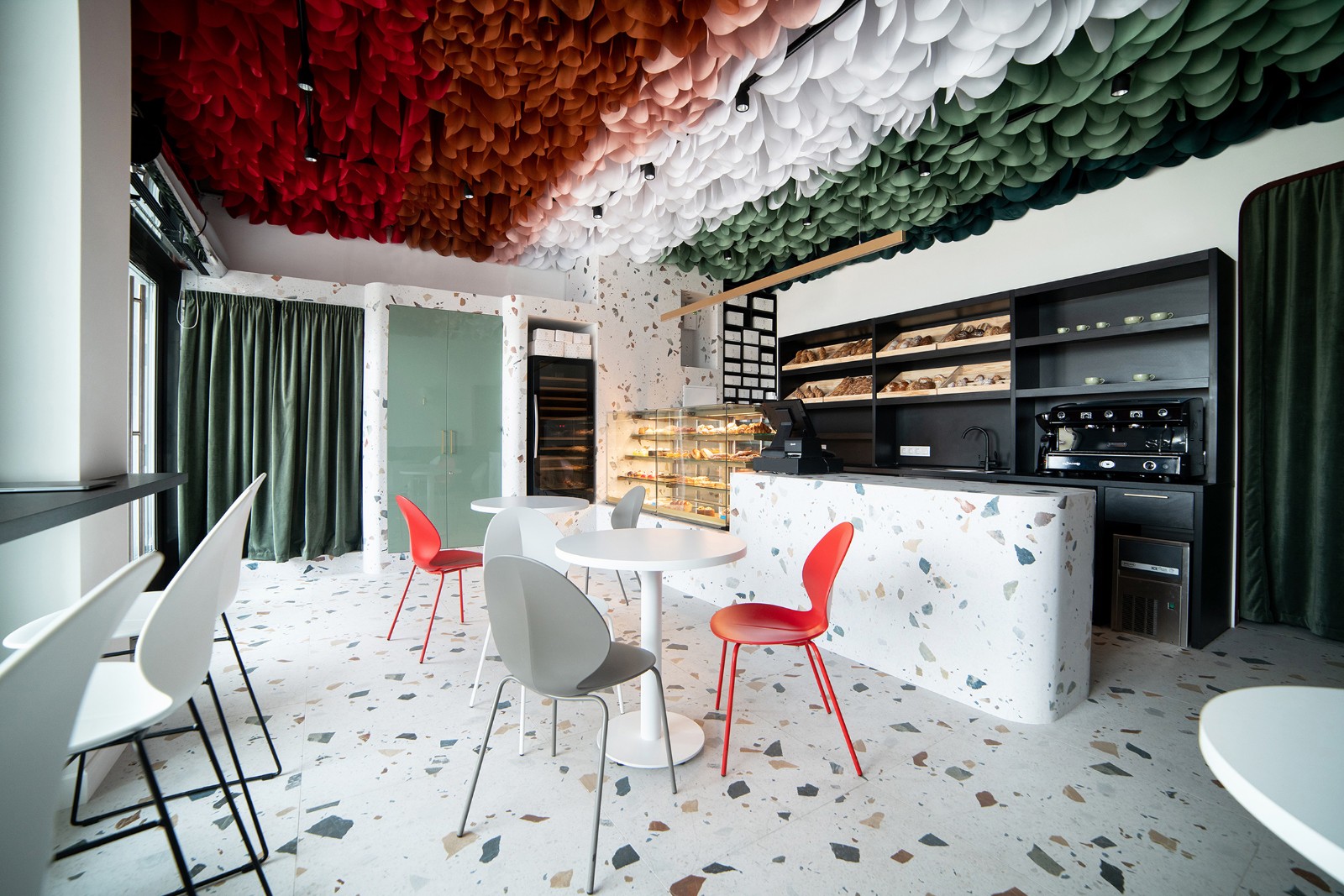 "Brioche Borovaya"甜品店 | 花朵元素营造满分甜蜜氛围-1